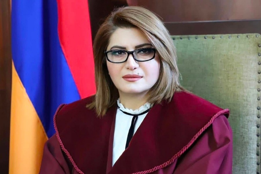 The driver of the Toyota serving the President of the Court of Cassation Lilit Tadevosyan violates traffic rules. Shamshyan.com