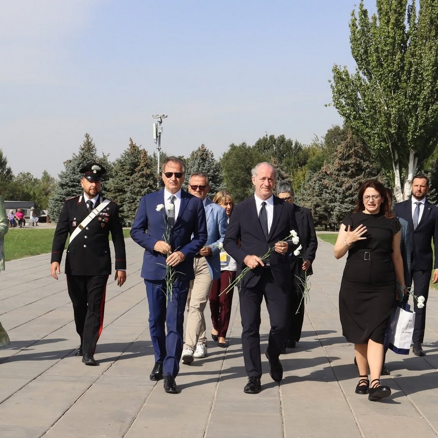 A delegation led by the President of the Veneto State Council, Luca Zaia, paid tribute to the memory of the innocent victims of the Armenian Genocide