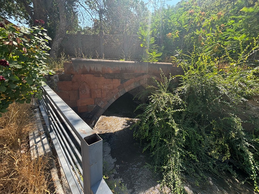 The unauthorized fences built around the historic Nork (Getar) bridge have been dismantled.