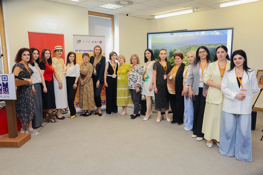 Neurotransmitter does not replace the teacher: what Russian language teachers discussed at the "Russian House"