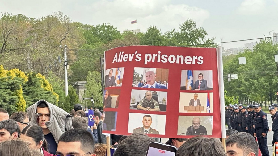 1254 letters to Armenian captives: Arthak Beglaryan was required to open a box of letters near the government building