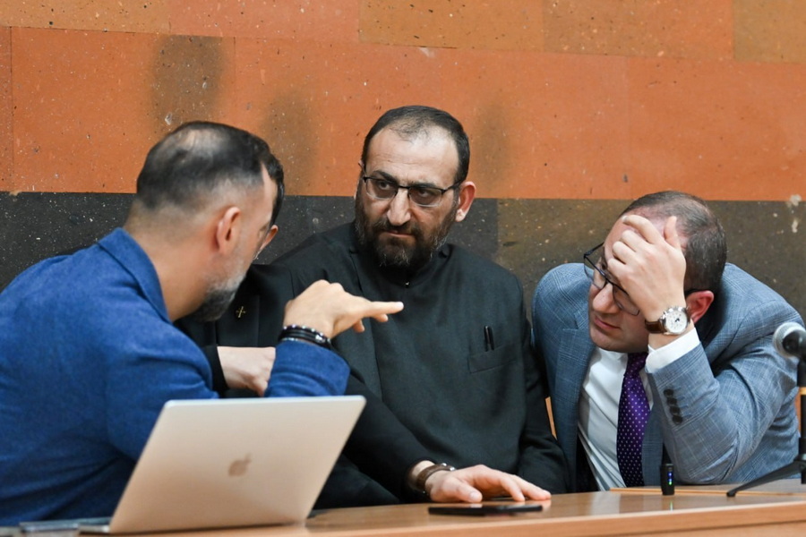Ի՞նչ ցուցմունք պետք է տա Արշակ սրբազանը, ի՞նչ առնչություն ունի այս գործը սրբազանի հետ, որ ինչ էլ ասի. փաստաբան