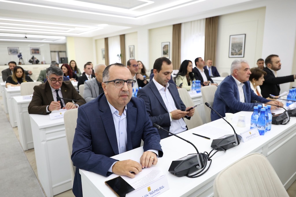 Այդ «բուտկչիների» վճարած հարկերով բարձր աշխատավարձ ու բարձր պարգևավճար եք ստացել և հիմա էլ ստանալու եք. ավագանու անդամ