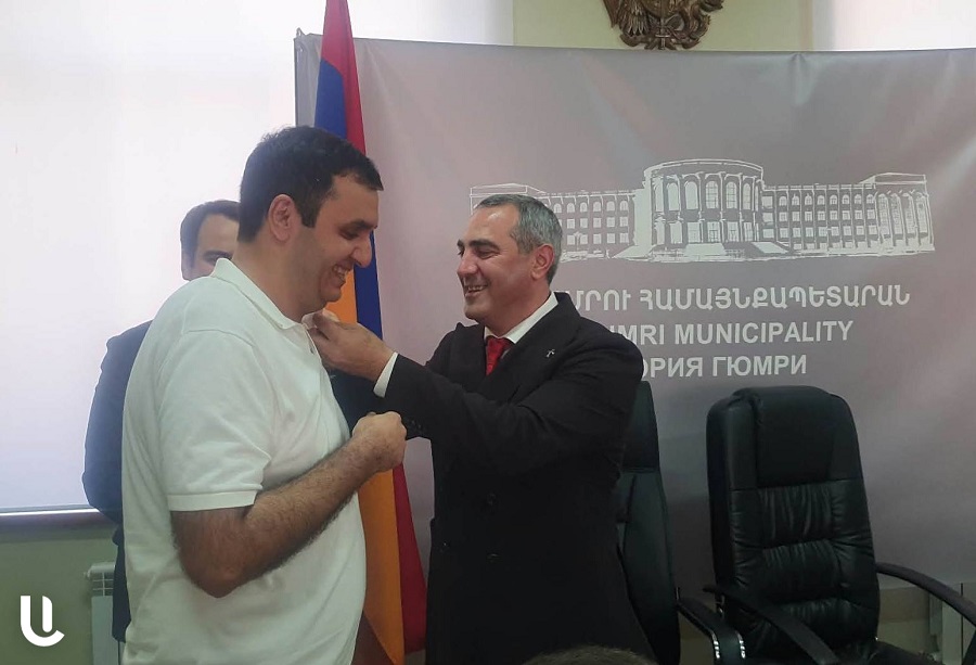 Գյումրու ոսկե հուշամեդալ՝ այս քաղաք բնակության տեղափոխված ու բազում կյանքեր փրկած բժշկին