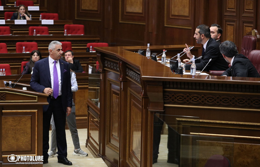 «Եթե այսպես շարունակվի, իրեն դահլիճից դուրս եմ շպրտելու, հետո խմբակային ցույց կտանք՝ որը որից հետո է․ որևէ մեկը ստեղ չկա, որ գա, մեզ ասի՝ թալանչի»․ Ռուբինյանը՝ Ղազարյանին