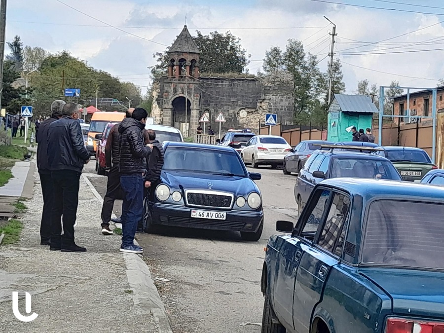 Մարդկանց եւ մեքենաների կուտակումներ՝ Գյուլագարակի համայնքապետարանի մոտ