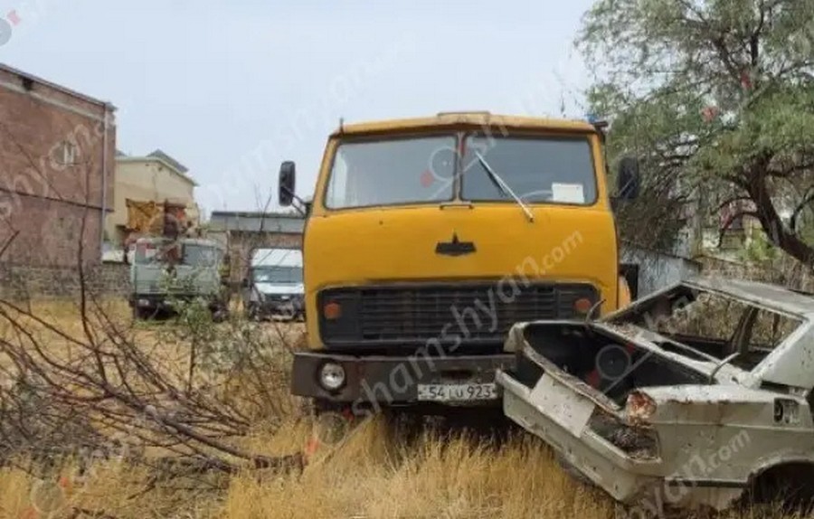 «MAZ» բեռնատարը վրաերթի է ենթարկել տղամարդուն և առաջ ընթանալով բախվել կայանված վիճակում գտնվող խոտանված մեքենային․ Shamshyan.com