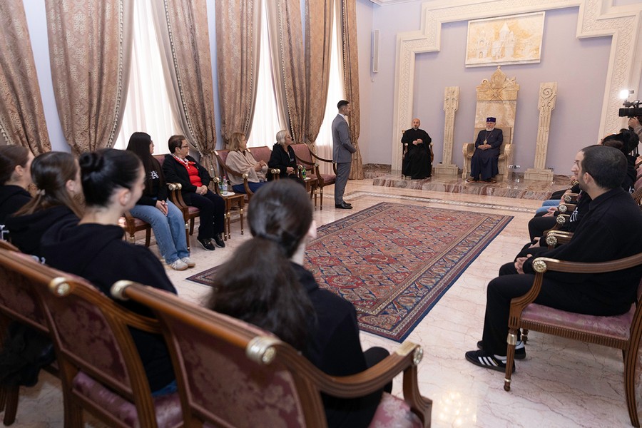 Ամենայն Հայոց Կաթողիկոսն ընդունել է Ֆրանսիայի «Արարատ» պարային համույթի անդամներին