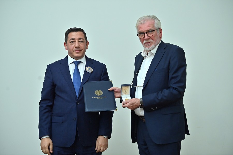 Մի խումբ ճարտարապետների շնորհվել են Քաղաքաշինության կոմիտեի մեդալներ և շնորհակալագրեր