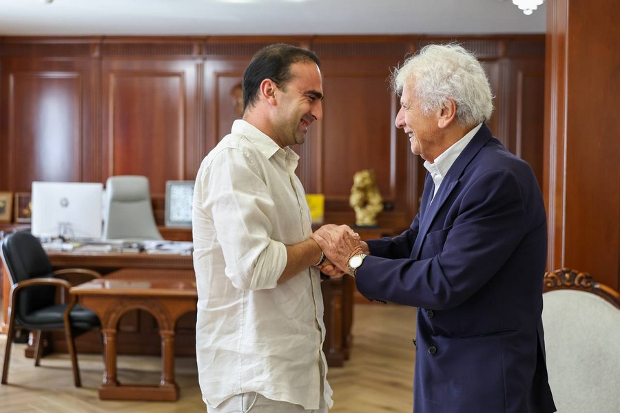 An agreement has been reached that Alajajyan will hold master classes in Yerevan, passing on his experience and knowledge to young people interested in photography.
