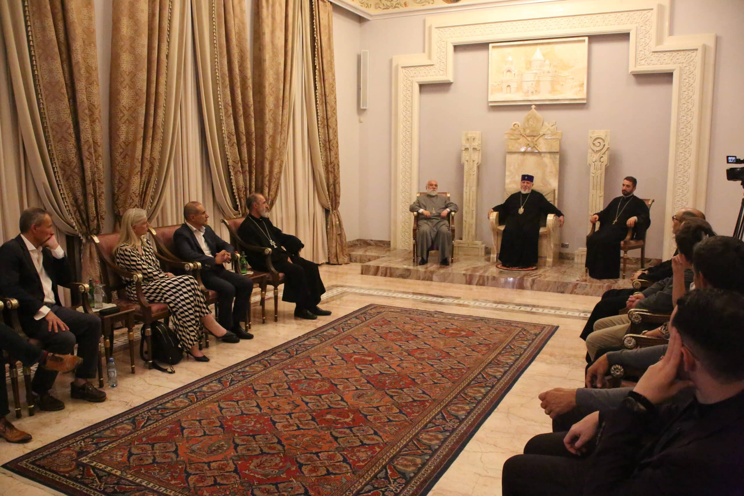 Le Catholicos de tous les Arméniens reçoit les participants à la conférence internationale « Terre de Noé : le christianisme après le postmodernisme »