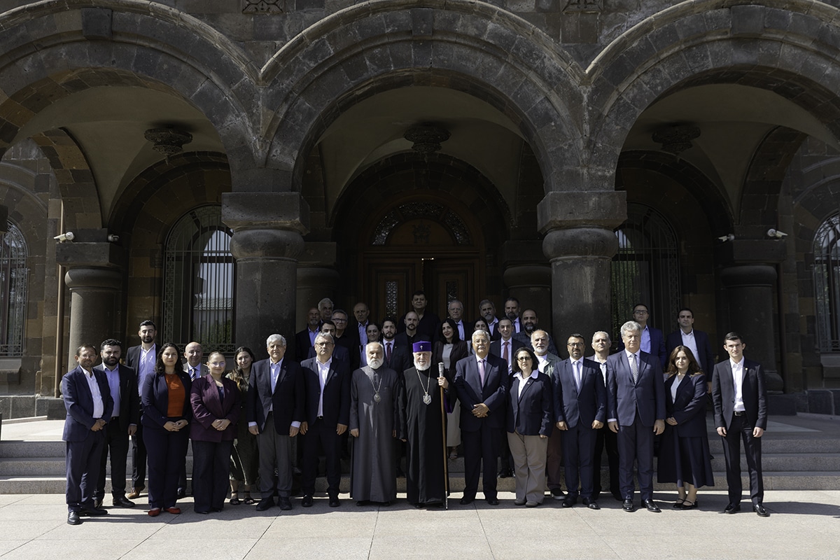 Le Catholicos de tous les Arméniens reçoit les participants à la Conférence panarménienne des comités et bureaux de la Cause arménienne de la FRA