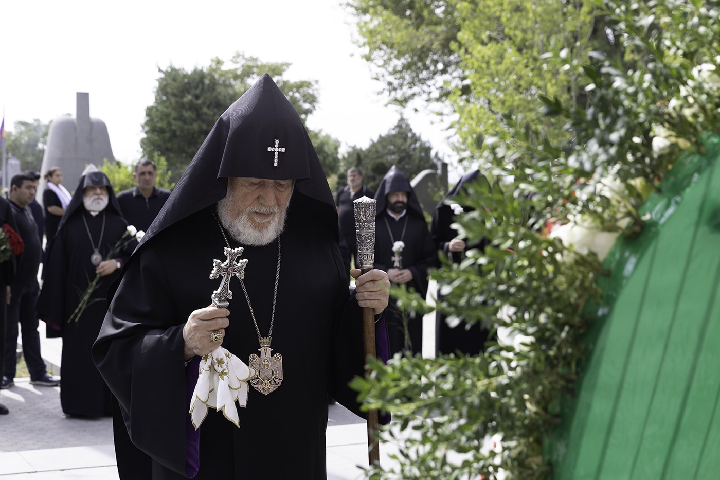 Garéguine II se recueille à Yerablur pour la fête de l’Indépendance