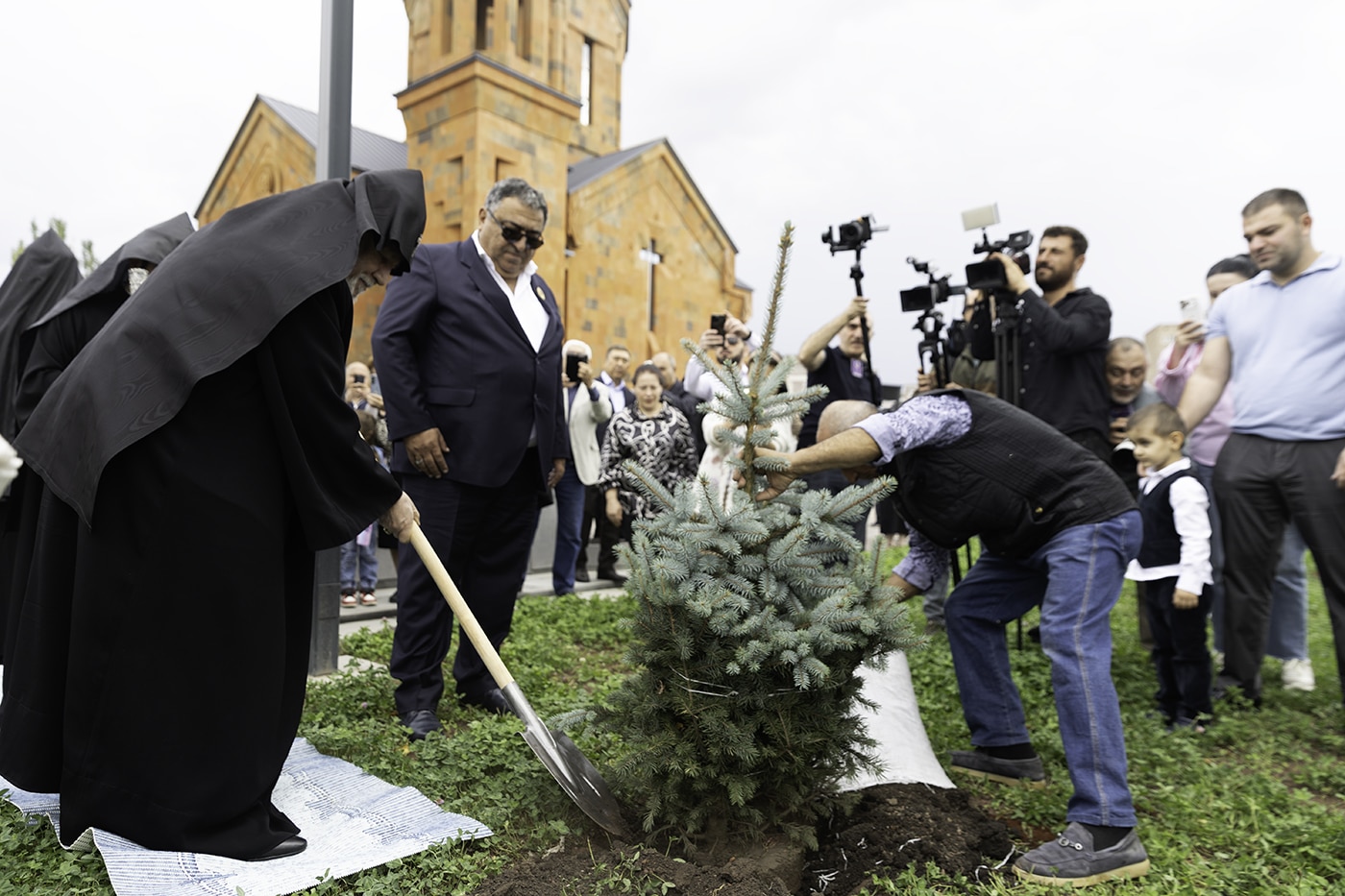 Gareguine II consecrates the new Church of the Holy Mother of God in Byureghavan