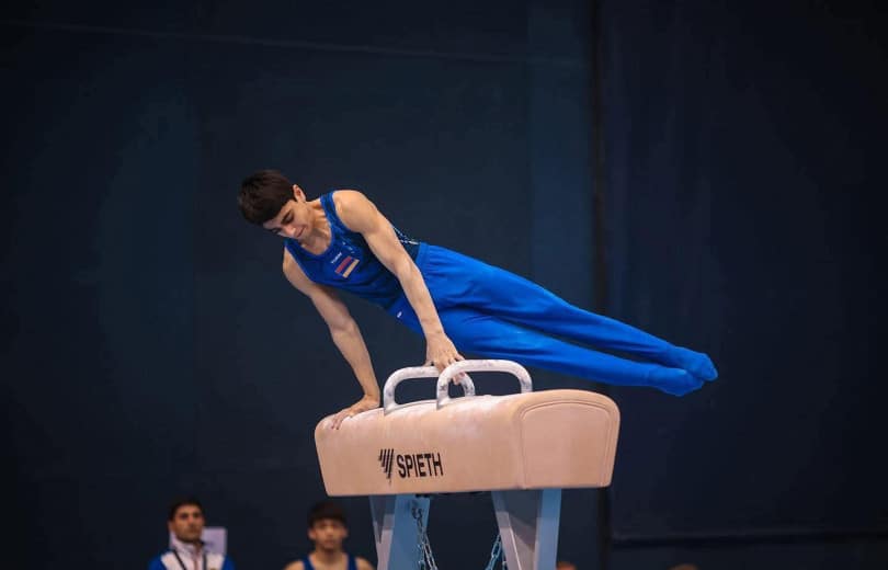 Le gymnaste Hamlet Manukyan (Arménie) remporte la médaille d’or du cheval d’arçons lors de la Coupe du monde à Paris