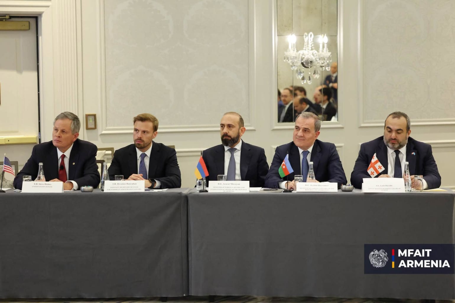Ararat Mirzoyan et Jeyhun Bayramov, en tant qu’orateurs, ont participé à la discussion intitulée « Perspectives de paix : mise en œuvre de l’Accord sur la TRIPP et la Route transcaspienne »
