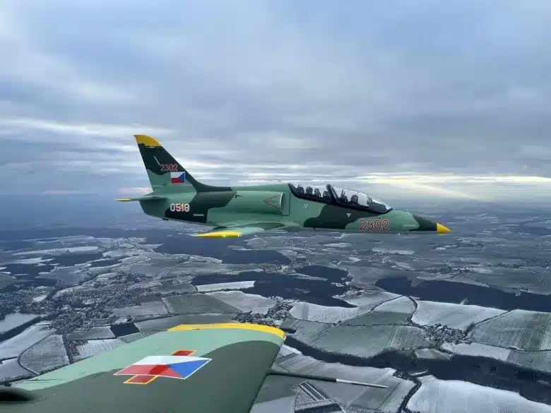 L’Arménie envisage d’acheter des avions militaires à la République tchèque. (Source : Praise the Steph) Arménie, 19 septembre 2026, 0h56 L’Arménie envisage d’acheter des avions militaires à la République tchèque. (Source : Praise the Steph) Actuellement, quatre avions militaires L-39 Skyfox de fabrication tchèque sont en cours de production pour l’Arménie. C’est ce que rapporte Praise the Steph. Ces avions d’entraînement au combat sont fabriqués par Aero Vodochody, qui en a déjà vendu 40 à d