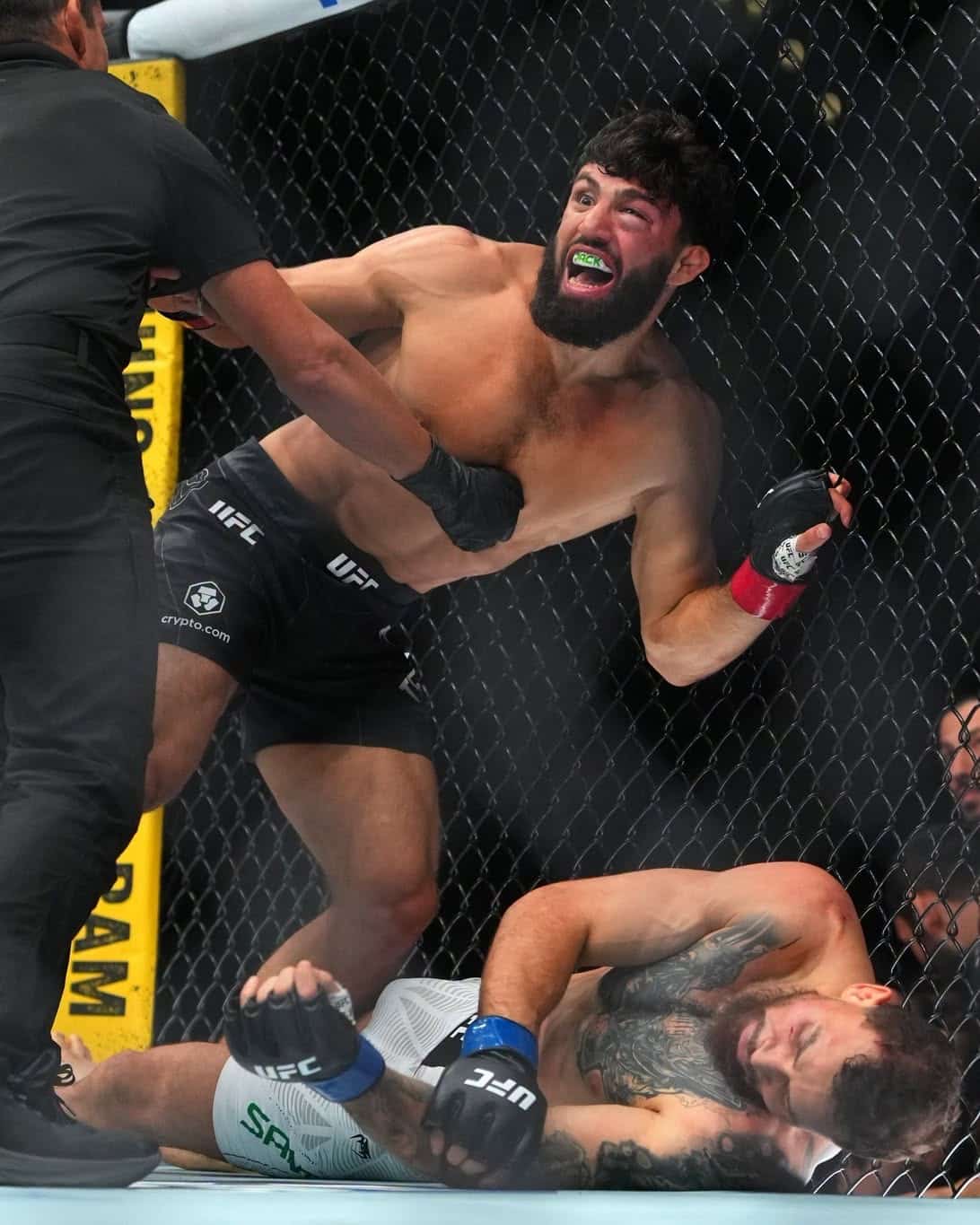 Arman Tsarukyan (Armenia) at UFC 331 (MMA) knocks out Brazilian Mauricio Ruffi in the first round…the Armenian now challenges Mark Zuckerberg, the founder of Meta…