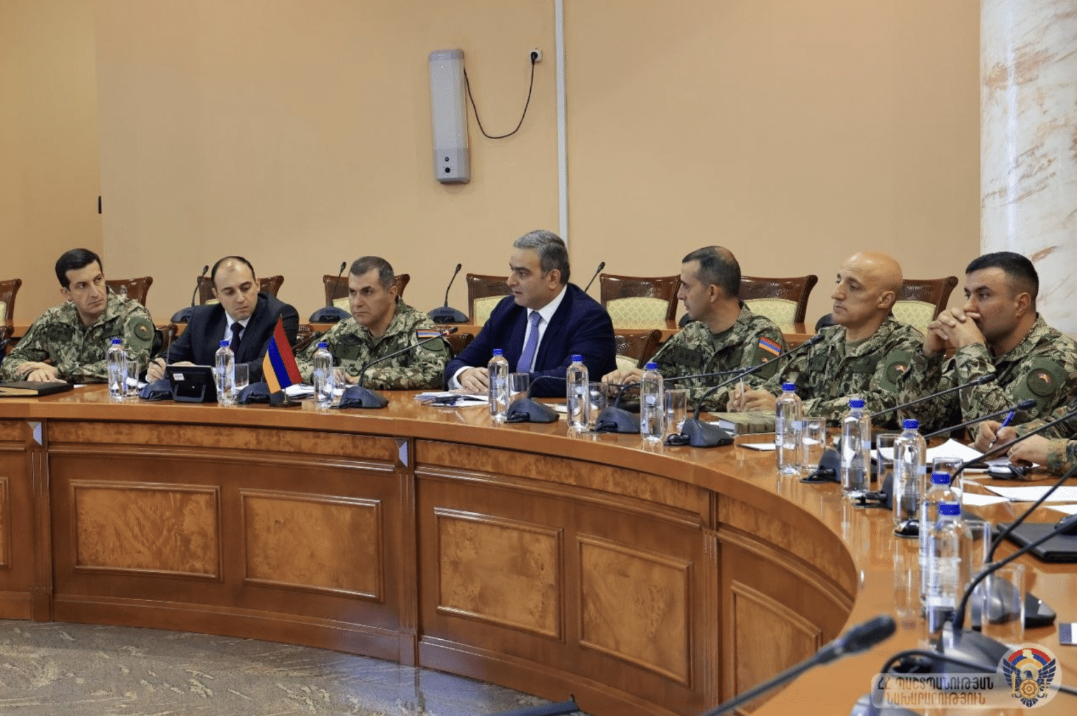 Les États-Unis continueront de soutenir les réformes de défense mises en œuvre en Arménie, en y investissant leurs capacités affirme le sous-secrétaire adjoint américain à la Guerre, Andrew Loomis