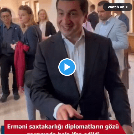 Hikmet Hajiyev se moque du patrimoine culturel arménien à Gandzasar, en Artsakh occupé, devant des diplomates hilares