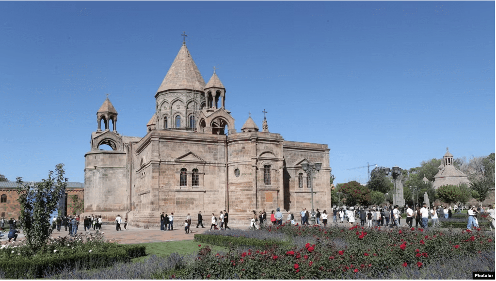 The government publishes a report on the "crisis within the Church": the Holy See of Etchmiadzin deems it unconstitutional