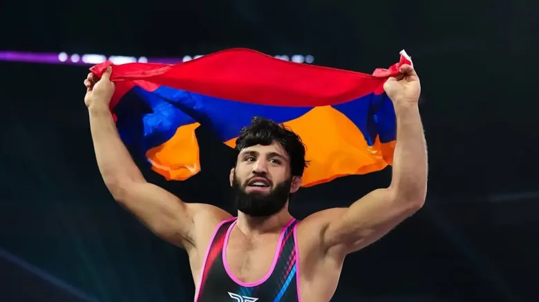 Arman Tsarukyan (Arménie) bat Dillon Danis 10-0 au RAF 14 à Las Vegas