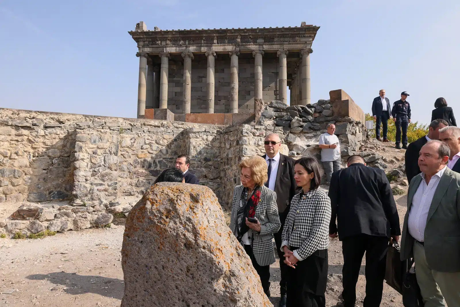En Arménie, la Reine d’Espagne a visité le temple païen de Garni et le monument naturel « Symphonie des Pierres »