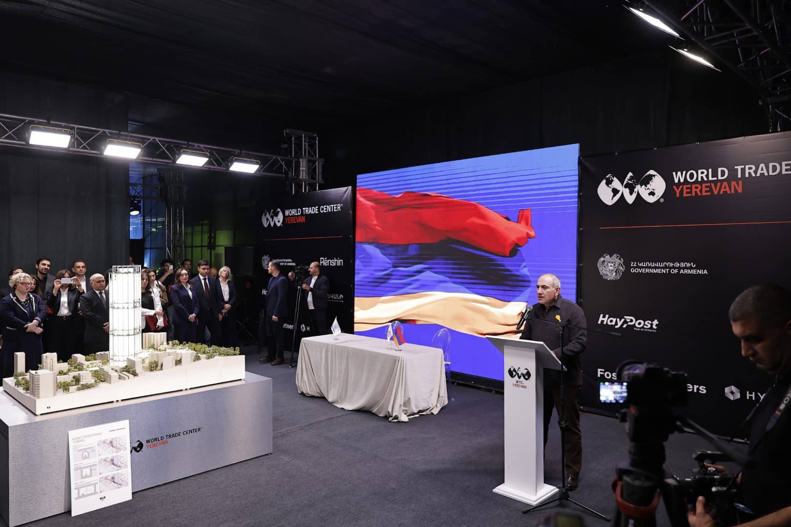 « Erevan a 2808 ans devant elle » affirme Pachinian et un projet d’investissement de 470 millions de dollars est lancé en Arménie, le « World Trade Center Erevan »
