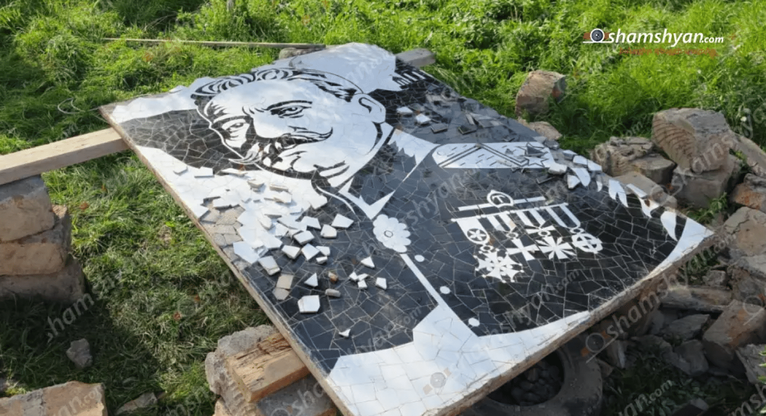 Les villageois d’Arteni (Arménie) installent le portrait du général Andranik, retiré du mur de l’école, sur le mur de la Maison de la culture