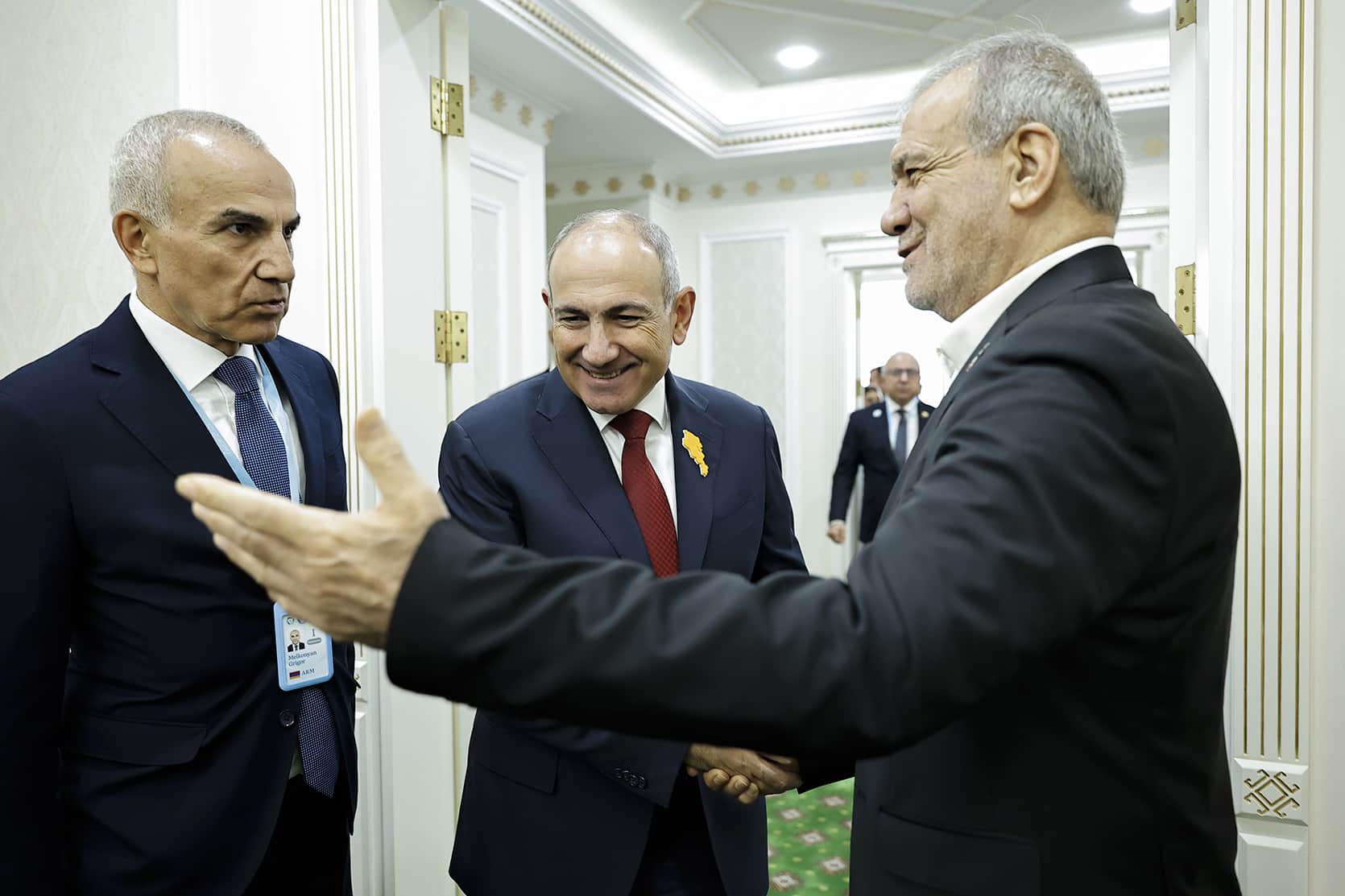 Rencontre entre le Premier ministre arménien Nikol Pachinian et le président iranien Massoud Pezeshkian au Turkménistan