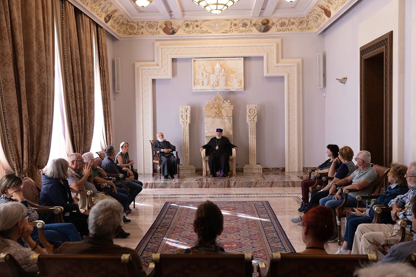 Le Catholicos de tous les Arméniens Karékine II reçoit à Sainte-Etchmiadzine des pèlerins catholiques d’Italie