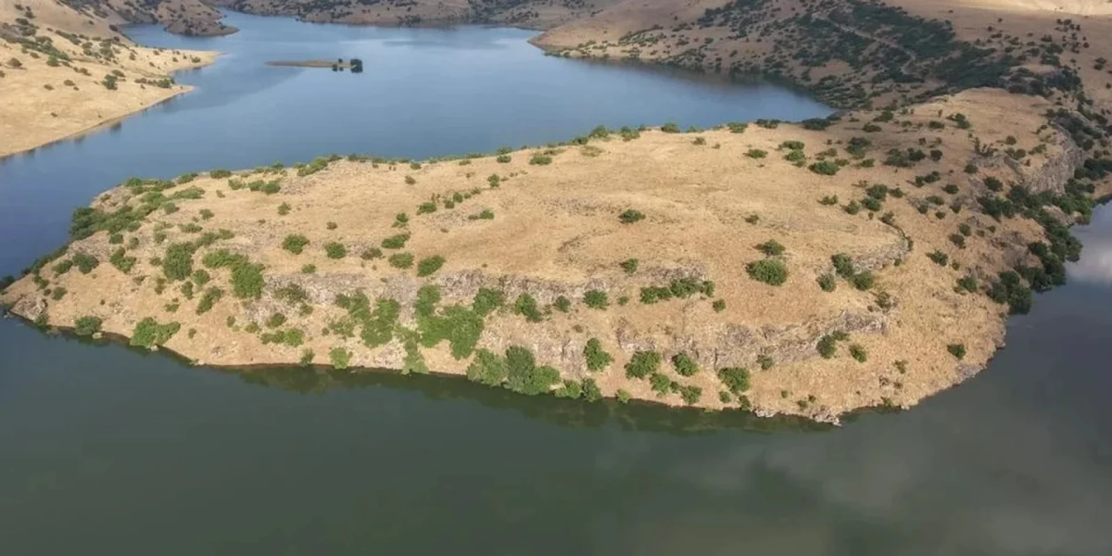 Une forteresse vieille de 3 000 ans découverte grâce à des images satellite à Mush (Arménie occidentale), qui pourrait avoir été la première capitale de l’Urartu