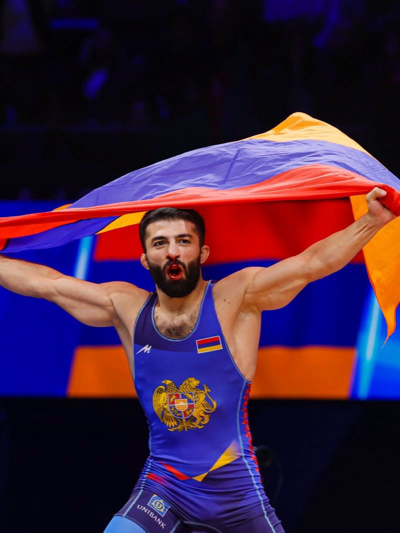 Karen Aslanyan (Arménie) s’impose (8-4) sur un lutteur azerbaïdjanais et devient champion du monde de lutte gréco-romaine à Astana
