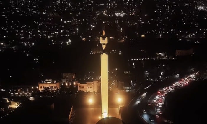 Le monument commémorant le 50e anniversaire de la Révolution d’Octobre illuminé à Erevan