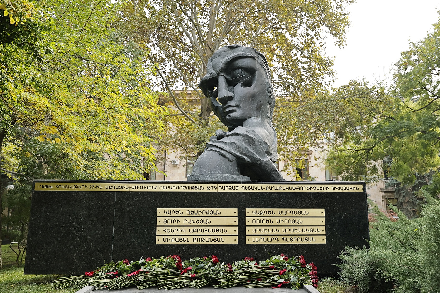 Le Premier ministre et le président de l’Assemblée nationale d’Arménie ont rendu hommage aux victimes de l’attentat du Parlement du 27 octobre 1999