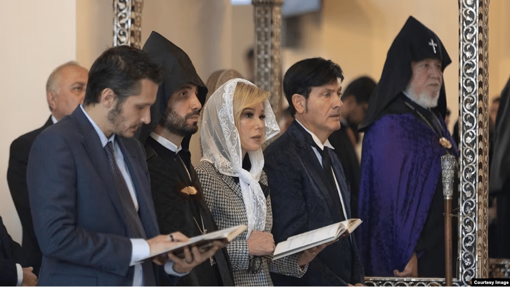 La conseillère principale de Trump pour les questions de foi assiste à la messe à Etchmiadzine et rencontre le Catholicos