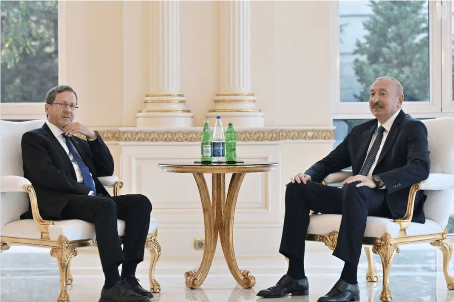 « Tollé » après que le président israélien Herzog a contourné l’interdiction turque en empruntant un avion commercial azerbaïdjanais