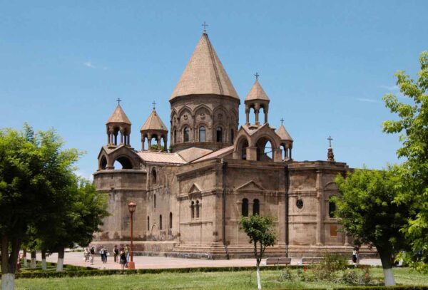 Կառավարութիւնը Կը Հրապարակէ «Եկեղեցւոյ  Բարեկարգման Մասին Զեկուցումը.  Ս. Էջմիածին Կը Հակադարձէ