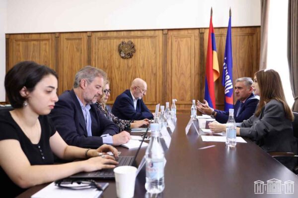 «Հայաստան» Խմբակցութեան Անդամներ Տեսակցեցան «Հայաստանի Մէջ Ժողովրդավարութեան Միջազգային Դիտարան»-ի Ներկայացուցիչներուն Հետ