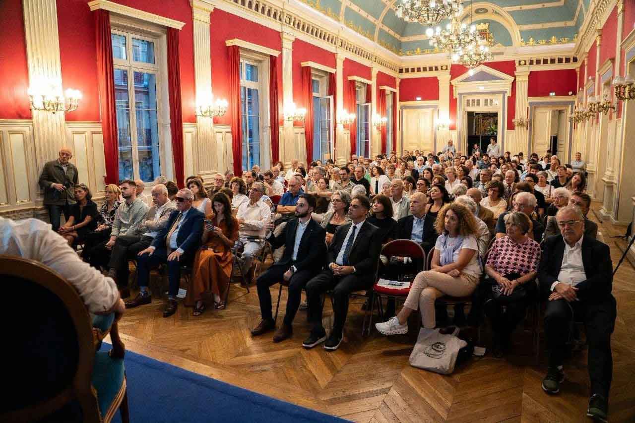 Փարիզի Մէջ Ներկայացուեցաւ Արցախին Նուիրուած «Նամակներ Դրախտից» Գիրքը