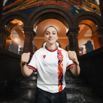 La selección de fútbol de Armenia presentó en el Matenadaran sus nuevas camisetas inspiradas en elementos del patrimonio cultural armenio