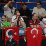Hinchas turcos exhibieron una bandera de 'Atatürk', continuador del Genocidio Armenio, durante la Copa Davis entre Argentina y Turquía en Neuquén