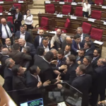 Sillazos en el Parlamento de Armenia: diputados del partido de Nikol Pashinyan provocaron una pelea que dejó legisladores opositores heridos