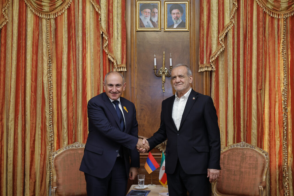 Pashinyan, Pezeshkian discuss Armenia-Iran economic ties
