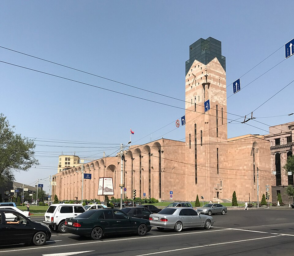 Երևանի ավագանին ընդունել է պաշտոնյաների աշխատավարձերի բարձրացման նախագիծը