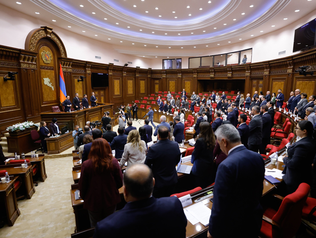ԱԺ-ում մեկ րոպե լռությամբ հարգել են Հոկտեմբերի 27-ի ահաբեկչության զոհերի հիշատակը