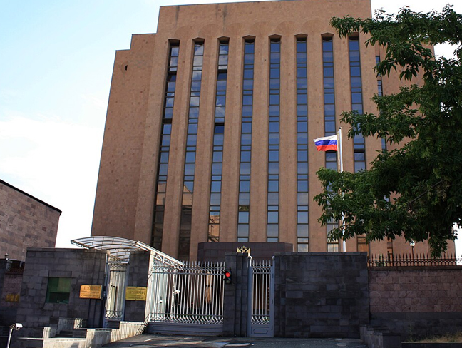 ՌԴ դեսպանատուն․ Շիրակի մարզպետի խոսքերն ինչ-որ «իվանների» մասին հիշեցնում է նացիստների բառապաշարը