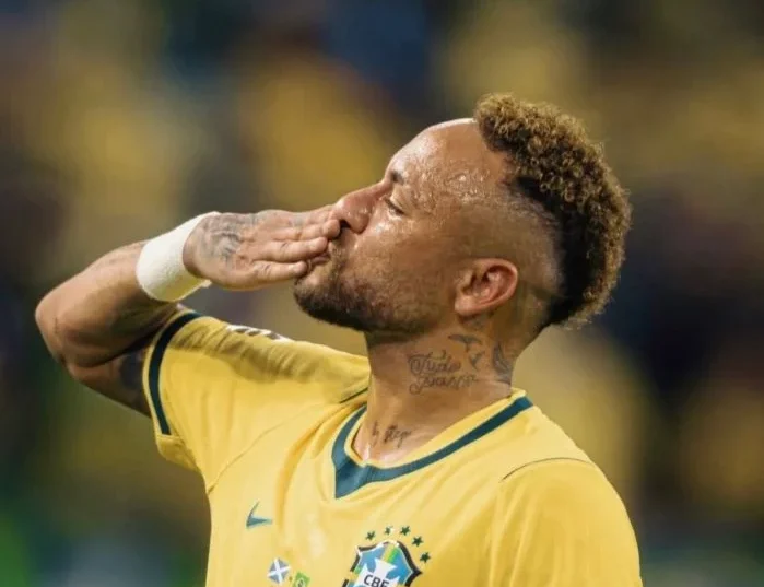 Neymar's double helps Santos avoid defeat