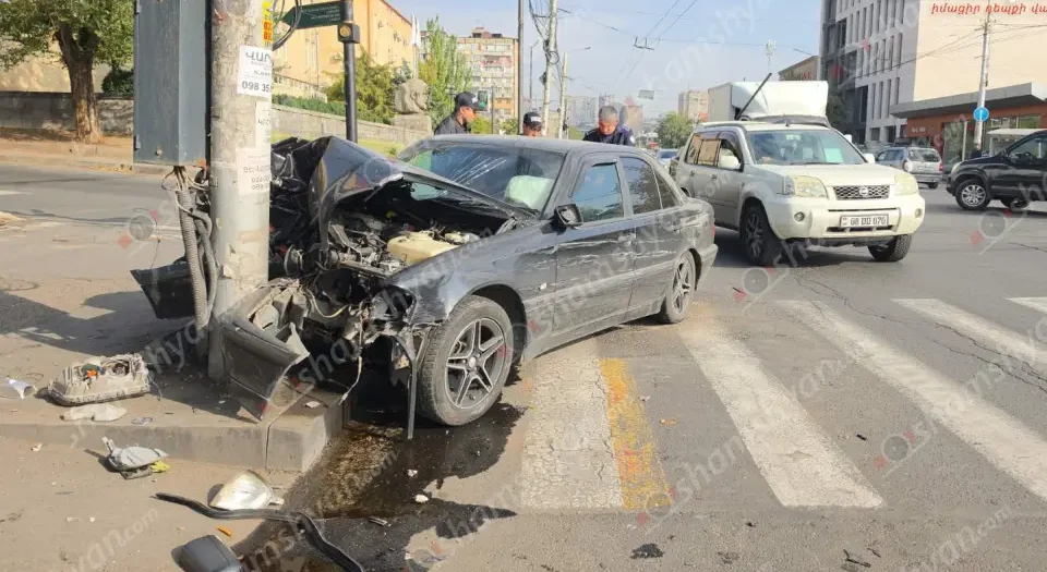 Երևանում բախվել են «Toyota RAV4»-ը և «Mercedes»-ը. կա տուժած