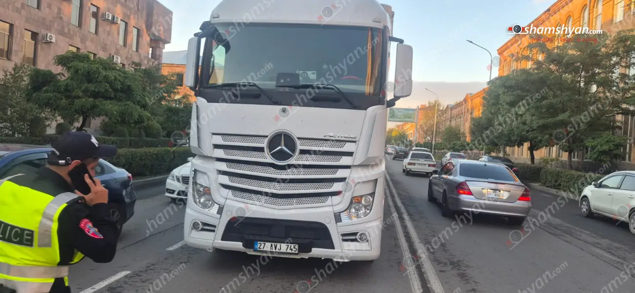 Գյումրիում Թուրքիայի քաղաքացին «Mercedes» մակնիշի կցորդիչով բեռնատարով վրաերթի է ենթարկել կին հետիոտնի․ վերջինը հիվանդանոցում մահացել է